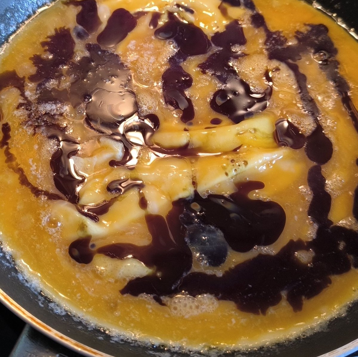 MikeKocht's tweet photo. Eine einfache #Eierspeise (aka #Rührei) wird durch steirischen #Kürbiskernöl zur Delikatesse.
Knusprige #Erdäpfel (#Kartoffel) mit #Rosmarin sorgen für den "Crunch"
Geschmack muss nicht immer viel Aufwand (&amp; Kosten) erfordern

https://t.co/ORiSWrBiat https://t.co/H8usDxKaVe