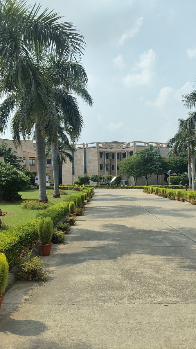 ParneetBrar965's tweet photo. Lab visit at BRIC-NIPGR.
Visited the labs, got a glimpse of ongoing research &amp; had some incredibly insightful conversations about careers in research. Grateful to the Director @manoj_prasad70 , &amp; Science Communicator @Ratnesh_thakur for taking the time to guide and inspire us ✨ https://t.co/odvYtkHwio
