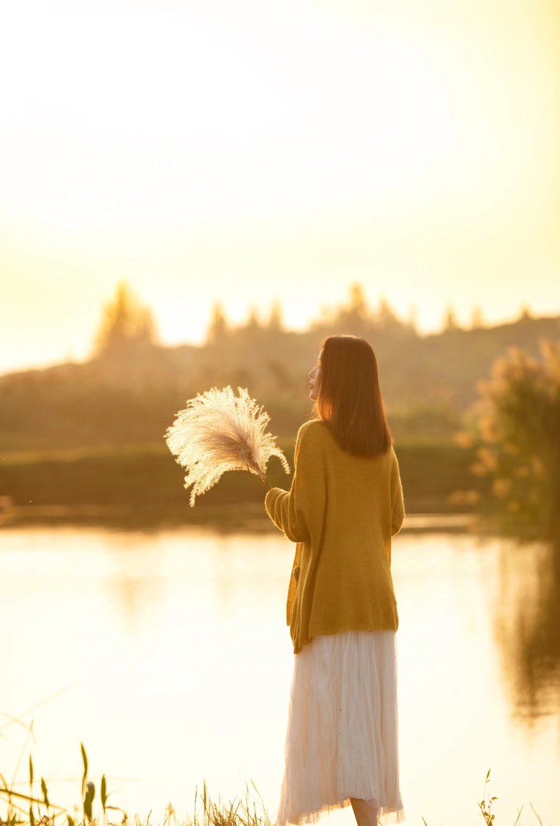 florc626522's tweet photo. Just had a 10-minute walk in the golden afternoon sun — my brain feels uncluttered and my mood’s lighter than a dandelion fluff. https://t.co/AZk3DwI2Dh