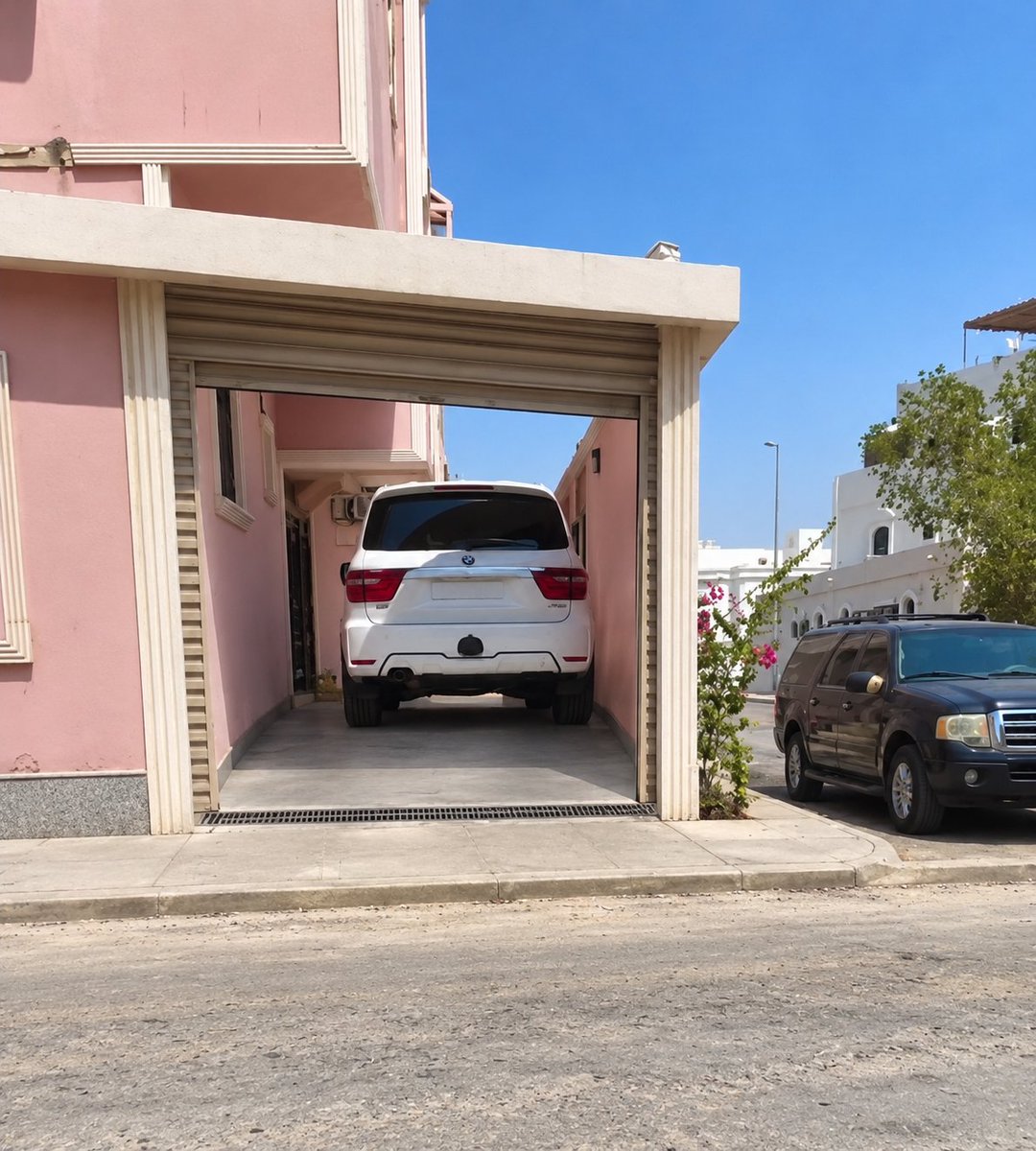 eagle21212's tweet photo. @PassionOfMotors يدور مهندس مضبوط يصمم له الميول بحيث يكون داخلي من بداية باب القراج للموقف ويرتاح https://t.co/yFvBe5QyqH