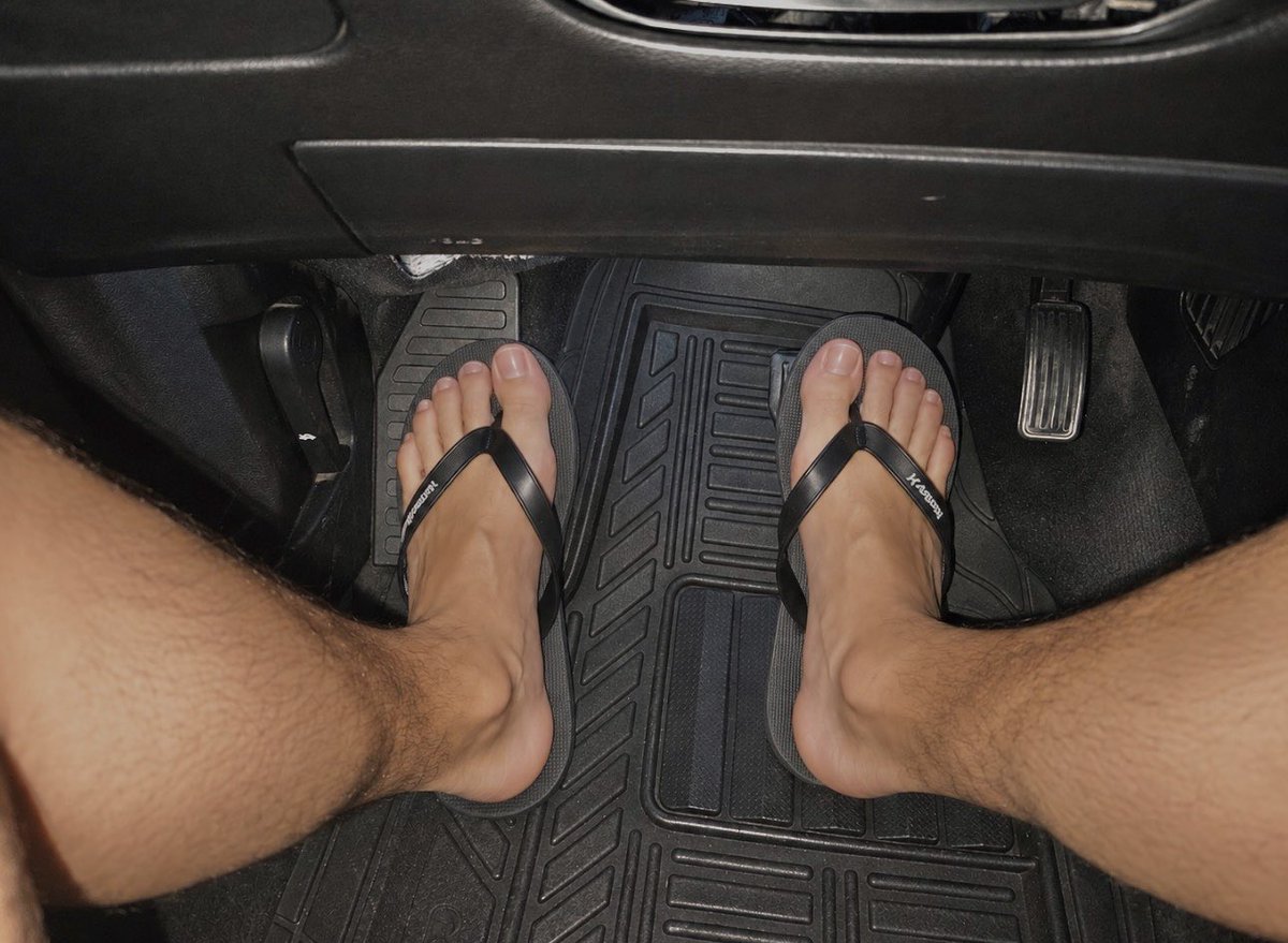 juliaanrsss's tweet photo. Quien de ustedes también maneja con sandalias ? 😏 https://t.co/aklAAlaSJg
