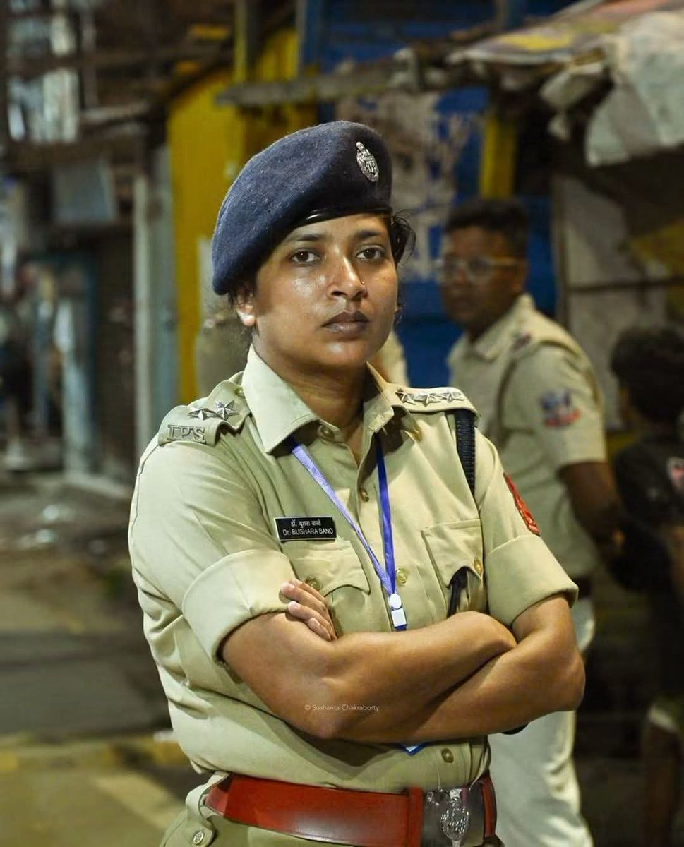shakeelNBT's tweet photo. एक भारतीय सेना में कर्नल और एक भारतीय पुलिस सेवा में अफसर!

इन दोनों को मोदी जी की डबल इंजन सरकार ने किस बात की सजा दी है इसे खुद प्रधानमंत्री को और सुप्रीम कोर्ट को देश को बताना चाहिए। 

अभी ब्रिक्स सम्मेलन में प्रधानमंत्री मोदी ने समावेशी कल्चर विविधता प्रेम सहनशीलता और जितने भी दुनिया के अच्छे-अच्छे शब्द हैं सब उपयोग में लाए।

लेकिन व्यवहार में उनका और उनकी सरकार का और उनकी पार्टी का सब कुछ विपरीत।

इन दोनों मामलों, कर्नल सोफिया कुरैशी को उनके मध्य प्रदेश के मंत्री ने आतंकवादियों की बहन क्यों कहा था और उन्हें इसके बावजूद मंत्री पद से क्यों नहीं हटाया गया, कोई पनिशमेंट क्यों नहीं दिया गया और दूसरे अभी इस मामले में आईपीएस बुशरा बानो ने अरबी के कुछ शब्द प्रयोग करके ऐसा कौन सा नया काम किया जो अभी ब्रिक्स में और उससे पहले उनसे मिलने वाले अरब मुल्कों के राष्ट्राध्यक्ष उनके सामने भी नहीं करते रहे हैं?

प्रधानमंत्री जी मामला छोटा नहीं है।
पूरी दुनिया देख रही है कि आप कुछ शब्दों के इस्तेमाल पर जो कहीं से भी नकारात्मक नहीं है सभ्य शब्द हैं एक महिला आईपीएस को सजा देते हैं आपके समर्थक उसे ट्रोल करते हैं।

और माननीय सुप्रीम कोर्ट न्याय की किताबों में यह दोनों मामले जाएंगे और वहां यह नहीं लिखा जाना चाहिए कि आप इन दोनों मामलों में कुछ भी नहीं कर सके!

अगर इस देश के प्रधानमंत्री और देश का सुप्रीम कोर्ट एक वरिष्ठ महिला सेना अधिकारी और एक वरिष्ठ महिला पुलिस अधिकारी के सम्मान, गरिमा की भी रक्षा नहीं कर सकते हैं तो समझ लीजिए दुनिया भर में क्या मैसेज जाएगा कि भारत में कोई कानून व्यवस्था संविधान न्याय नहीं बचा है!