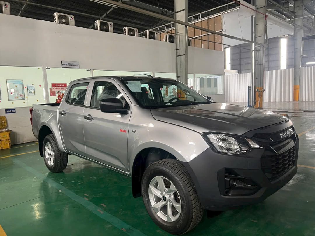 Macck_Gore's tweet photo. Isuzu D-MAX: meet clients on Monday, camp on weekends—perfect for every role. Strong for hauling, stylish for adventures, and a reliable partner for work and every journey. https://t.co/zz9ts3bdxu
