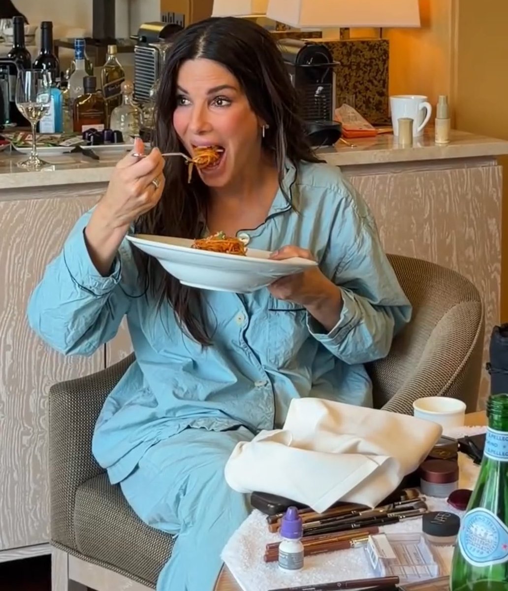 alwaysandra's tweet photo. ela é desse tamainho aq 🤏🏻 https://t.co/1D0dFCKWn8