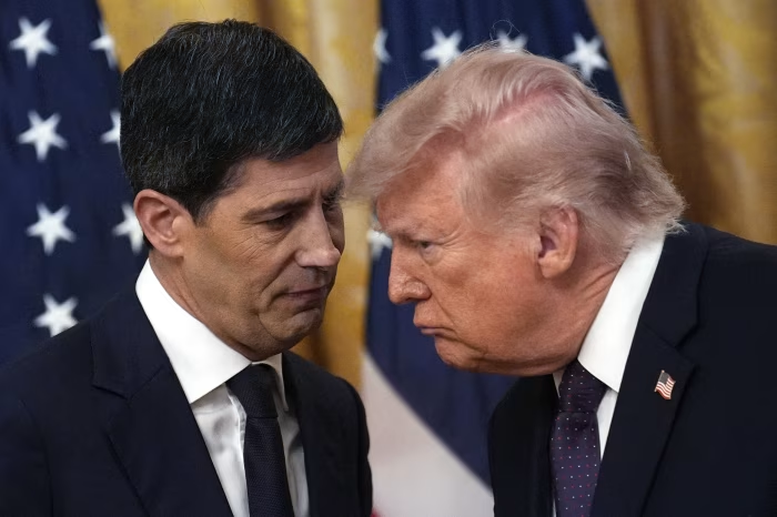 MatiasScalbi's tweet photo. 🔥 ¿AUMENTAR LA TASA O MANTENER? Mañana decide la Fed y el mercado ya casi da por hecha una suba, pero el verdadero debate no es ese

GUARDA este post para leerlo LECTURA OBLIGATORIA, donde hago un análisis completo y doy mi opinión al respecto

De paso, vemos que hace el mercado post estas decisiones y te preparas para lo que se viene

Ahora bien, la gran pregunta no es solamente si Warsh va a subir 0.25%, sino si esa suba sería una sola para cuidar credibilidad o si en realidad marcaría el comienzo de un nuevo ciclo de aumentos

Y esa diferencia cambia muchísimo cómo hay que leer al mercado de acá en adelante

QUÉ ESTÁ DESCONTANDO EL MERCADO

Hoy el mercado llega a la reunión prácticamente convencido de que la Fed va a subir 25 puntos básicos, que son 0.25%. Los futuros llegaron a descontar cerca de 90% de probabilidad y la gran mayoría de los economistas también espera una suba

Eso no sale de la nada. La inflación sigue arriba del objetivo, el petróleo se mantiene alto, el bono a 10 años llegó a rozar 5% y en la última reunión ya hubo tres miembros del comité que querían subir tasas. O sea, el escenario base claramente es una suba

Pero justamente porque eso ya está muy priceado (descontado en el precio), la discusión importante ya no es si suben o no, sino qué mensaje acompaña esa decisión

EL CASO PARA SUBIR

El argumento a favor de aumentar es bastante sencillo

La inflación sigue demasiado alta, la Fed quiere cuidar su credibilidad y Warsh viene hablando hace semanas como alguien que está dispuesto a actuar si no ve suficiente progreso hacia el 2%

Además, mantener ahora después de todo lo que se priceó el mercado también puede generar ruido, porque daría la sensación de que la Fed dejó correr demasiado las expectativas para después no convalidarlas

Y hay otro punto importante: si el mercado ya hizo parte del ajuste por su cuenta, con tasas más altas en toda la curva, Warsh puede querer aprovechar ese contexto para hacer una suba ordenada y reforzar la señal de que sigue comprometido con bajar la inflación

EL CASO PARA MANTENER

Acá es donde el debate se pone realmente interesante, porque si uno deja de mirar solamente FedWatch y piensa qué problema está intentando resolver la Fed, el caso para subir deja de ser tan obvio

Para mí la pregunta correcta no es solamente si hay argumentos para subir 0.25% mañana, sino si la Fed realmente tiene razones suficientes para empezar un nuevo ciclo de subas

Porque una cosa es hacer un ajuste puntual para reforzar credibilidad y otra muy distinta es entrar en una secuencia de aumentos que termine enfriando mucho más la economía

Y ahí aparece el primer problema: una suba aislada no es tan sencilla de explicar. Si Warsh sube mañana, después va a tener que dejar claro si fue un one and done (subir una vez y no volver a hacerlo) o si está abriendo la puerta a más aumentos

Si realmente cree que la tasa actual es demasiado baja para controlar la inflación, entonces también tendría que explicar por qué una sola suba de 0.25% sería suficiente

El segundo punto es todavía más importante. Una parte relevante de la inflación actual viene de energía, petróleo, aranceles y otros shocks de oferta (problemas que encarecen productos aunque la demanda no esté descontrolada). Y una tasa más alta tiene bastante poco poder para solucionar directamente esas causas

La Fed puede encarecer el crédito, enfriar el consumo, frenar inversión, presionar al mercado inmobiliario y eventualmente debilitar el empleo, pero no puede producir petróleo, bajar aranceles ni resolver un conflicto geopolítico

Entonces aparece el riesgo de usar una herramienta muy fuerte sobre un problema que no viene completamente de la demanda. Si la inflación empieza a pasar de energía y bienes hacia salarios, servicios y expectativas, ahí sí la Fed tiene un argumento mucho más fuerte para actuar

Pero si gran parte de esta presión termina siendo temporal y empieza a ceder por sí sola, subir demasiado ahora puede terminar enfriando partes de la economía que nunca fueron la causa original del problema

Por eso para mí mantener no significa ignorar la inflación ni asumir que ya está resuelta. Significa preguntarse si realmente hace falta agregar más ajuste desde la Fed cuando el propio mercado ya endureció bastante las condiciones financieras y cuando todavía no está claro que este episodio inflacionario necesite el comienzo de un nuevo ciclo de subas

EL MERCADO YA HIZO PARTE DEL TRABAJO

Este punto para mí es clave y no siempre se explica bien, ayer un poco lo expliqué pero lo vuelvo a comentar para que esté el hilo completo

En las últimas semanas las condiciones financieras ya se endurecieron bastante. Subieron fuerte las tasas de los bonos, el Treasury a 10 años llegó casi a 5%, las hipotecas y el crédito se encarecieron y el mercado ya hizo una parte importante del ajuste sin que la Fed tenga que mover todavía su tasa

Por eso la pregunta válida es esta: ¿la Fed necesita subir mañana, o el mercado ya hizo suficiente trabajo por ella?

Ese para mí es uno de los mejores argumentos del lado de mantener, porque Warsh podría decir que ya hubo un ajuste importante en las condiciones financieras y que ahora toca observar si eso alcanza para frenar un poco la economía y ayudar a desinflar los precios

EL PROBLEMA DE WARSH

Y acá aparece para mí una de las partes más interesantes de la reunión de mañana, porque incluso si la Fed hace exactamente lo que el mercado espera, la reacción puede ser bastante distinta según cómo Warsh explique lo que viene después

Si suben 0.25% pero en la conferencia Warsh no confirma todas las subas adicionales que hoy el mercado ya tiene metidas en precio, la lectura puede terminar siendo más dovish (menos dura de lo esperado)

En ese caso el dólar podría aflojar, el oro podría subir y las acciones incluso podrían reaccionar bien

Dicho más simple, mañana no alcanza con mirar solamente si suben o mantienen. Lo importante es si Warsh valida el camino agresivo que hoy está descontando el mercado o si intenta enfriarlo

Porque si los inversores llegan esperando una Fed muy dura y Warsh termina sonando bastante más prudente, puede pasar algo que a primera vista parece raro: la Fed sube la tasa y, aun así, las acciones respiran

No porque al mercado le gusten las tasas altas, sino porque una parte importante de la incertidumbre desaparece y, al mismo tiempo, baja la probabilidad de que esta decisión sea el comienzo de una secuencia larga de subas

LA VERDADERA PREGUNTA

Por eso para mí el foco correcto del post no es “¿suben 0.25% o no?”

La verdadera pregunta es esta

¿Warsh está haciendo una suba puntual para reforzar credibilidad o está empezando un nuevo ciclo de subas?

Si es una suba puntual, el mercado puede incluso tomarla relativamente bien, sobre todo si el mensaje es que las próximas decisiones seguirán dependiendo de los datos

Si en cambio Warsh deja claro que ve inflación más persistente, que la energía puede contaminar otros precios y que probablemente hagan falta más aumentos, entonces la lectura se vuelve bastante más dura para bonos y acciones

¿QUÉ PASA CON LAS ACCIONES SI EMPIEZA UN CICLO DE SUBAS?

Acá hay otro punto que para mí vale mucho la pena entender, porque normalmente escuchamos “la Fed sube tasas” y automáticamente pensamos que eso tiene que ser bajista para las acciones, pero históricamente la relación fue bastante más complicada

Mirando siete ciclos de subas de la Fed desde 1988, el SP500 tuvo en promedio una caída cercana al 2% durante los primeros tres meses desde la primera suba. Hasta ahí parece confirmar la lógica tradicional: tasas más altas, valuaciones más exigentes y presión sobre las acciones

Pero cuando ampliás la ventana aparece algo mucho más interesante. A los 12 meses, el retorno promedio fue cercano al 9% y el SP terminó positivo en seis de los siete episodios analizados, siendo 2022 la gran excepción

¿Por qué puede pasar esto?

Porque una Fed que sube tasas no necesariamente significa una economía entrando en recesión. Muchas veces ocurre exactamente lo contrario: la Fed sube porque la economía todavía crece, el empleo aguanta y las empresas siguen generando ganancias, mientras intenta evitar que la inflación se vuelva un problema mayor

El punto donde históricamente empieza a cambiar la película no es necesariamente cuando termina el ciclo de subas, sino cuando el mercado deja de agregar nuevas subas a sus expectativas

Esto para mí es clave para mañana

Si Warsh sube 0.25% pero después deja entender que no necesariamente vienen muchas más, puede ocurrir que las acciones reaccionen bien incluso frente a una suba de tasas. No porque una tasa más alta sea positiva, sino porque el mercado empieza a pensar que ya conoce dónde puede estar el techo

En cambio, si sube y después abre la puerta a una secuencia mucho más larga de aumentos, ahí cambia la matemática porque el mercado tiene que volver a ajustar cuánto paga por bonos, cuánto cuesta financiar empresas y cuánto valen hoy las ganancias futuras

Por eso creo que mirar solamente la primera suba puede llevar a una conclusión equivocada. Para las acciones importa muchísimo más hasta dónde llega la Fed y cuánto endurecimiento adicional todavía falta descontar

Hoy ese punto es especialmente importante porque el mercado ya metió en precio bastante más que la reunión de septiembre. Entonces puede darse una situación bastante particular: la Fed sube mañana y las acciones igualmente rebotan si Warsh termina mostrando un camino menos agresivo que el que hoy está descontado

¿SI FUERAS TRUMP QUÉ HARÍAS? Apliquemos un poco de teoría de juegos

Acá aparece una situación bastante interesante si pensamos solamente en incentivos y dejamos de lado por un momento quién tiene razón

Trump quiere tasas más bajas. Lo acaba de repetir diciendo que USA debería tener las tasas más bajas del mundo, mientras Warsh llega a su reunión con el mercado esperando exactamente lo contrario: una suba

Entonces imaginemos que el objetivo de Trump fuera conseguir tasas más bajas durante los próximos meses. ¿Qué tendría más sentido hacer?

A primera vista parece sencillo: presionar públicamente a la Fed para que no suba

Pero ahí aparece el problema de teoría de juegos

Cuanto más presiona Trump públicamente a Warsh, mayor puede ser el incentivo de Warsh para demostrar que la Fed sigue siendo independiente

Si después de semanas de presión política mantiene la tasa cuando el mercado esperaba una suba, una parte de los inversores podría preguntarse si tomó la decisión por los datos o por la Casa Blanca

Y si aparece esa duda puede ocurrir algo bastante paradójico: Trump consigue que la Fed no suba la tasa corta, pero el mercado hace subir las tasas largas porque empieza a pedir más compensación por inflación y por menor credibilidad de la política monetaria

Sería ganar la batalla y perder la guerra

Si el verdadero objetivo fuera conseguir tasas más bajas de manera sostenible, para mí la estrategia más lógica sería atacar primero las cosas que están obligando a la Fed a mantenerse dura

La principal hoy es energía

Si baja la tensión con Irán y el petróleo vuelve claramente debajo de USD 100, desaparece una parte importante de la presión inflacionaria sin necesidad de destruir demanda dentro de EEUU. Eso le daría a Warsh mucho más margen para mantenerse quieto después de septiembre e incluso discutir bajas más adelante

Después están los aranceles. Si una parte del exceso de inflación viene de tarifas sobre importaciones, aumentar todavía más esos costos mientras se le pide a la Fed que baje tasas empuja en dos direcciones contrarias

Y hay una tercera contradicción todavía más evidente: prometer USD 5000 por adulto mientras se pide una política monetaria más expansiva

Si un estímulo fiscal de ese tamaño terminara implementándose y se financiara con más déficit, estarías metiendo más demanda y potencialmente más deuda en la economía justamente cuando la Fed intenta reducir la inflación. Eso puede terminar manteniendo altas las tasas largas aunque la Fed quiera bajarlas

Entonces, si lo miramos puramente como un juego de incentivos, hay una estrategia que para mí sería bastante más coherente

Aceptar incluso una suba de 0.25% ahora, bajar la presión política sobre Warsh, intentar reducir el petróleo y otros shocks de oferta y dejar que la inflación empiece a aflojar

La clave ¿Por qué aceptar una suba hoy si Trump quiere tasas más bajas?

Porque una Fed que recupera credibilidad puede terminar consiguiendo tasas más bajas mañana

Si el mercado cree que una suba puntual alcanza para mantener la inflación controlada, puede empezar a bajar el rendimiento de los bonos a 10 y 30 años incluso antes de que la Fed vuelva a recortar

Y para Trump eso puede terminar siendo mucho más importante que ganar la discusión de mañana, porque las hipotecas, el crédito empresarial y buena parte del costo real del dinero dependen mucho más de esas tasas de mercado que de ganar o perder 0.25% en una sola reunión de la Fed

Por supuesto, esto es teoría de juegos y no una predicción de lo que Trump va a hacer

De hecho, su comportamiento público viene siendo prácticamente el contrario: pide tasas mucho más bajas, presiona directamente a la Fed y al mismo tiempo propone medidas fiscales y comerciales que pueden mantener presión sobre la inflación

Por eso la relación Trump y Warsh se vuelve tan interesante

- Trump necesita tasas más bajas

- Warsh necesita credibilidad

Y cuanto más intenta Trump conseguir lo primero presionando directamente por ello, más puede aumentar el incentivo de Warsh para defender lo segundo

LA PARADOJA DE MAÑANA

Para mí todo termina convergiendo en una situación bastante rara

El escenario aparentemente malo puede terminar siendo bueno para el mercado

La Fed sube 0.25%, Warsh deja claro que no significa automáticamente un nuevo ciclo, el mercado elimina parte de las subas futuras que hoy tiene descontadas, bajan las tasas largas y las acciones reaccionan bien

Y también puede ocurrir lo contrario

La Fed mantiene, parece una buena noticia durante cinco minutos, pero Warsh pierde credibilidad frente al mercado, suben las expectativas de inflación, vuelve a subir el 10 años y las acciones terminan sufriendo

Por eso mañana no voy a mirar solamente la tasa

Voy a mirar qué pasa con el 2 años para entender qué está descontando el mercado sobre la Fed, qué pasa con el 10 y el 30 años para ver si aumenta o disminuye el miedo a inflación de largo plazo, qué hace el dólar y cómo reaccionan las acciones mientras Warsh habla

Porque probablemente la información más importante de toda la reunión no esté en esos 25 puntos básicos

Va a estar en cuánto endurecimiento cree el mercado que todavía falta después de ellos

A QUÉ HAY QUE ESTAR SUMAMENTE ATENTO MAÑANA

Yo mañana separaría la reunión en cuatro partes

Primero, la decisión de tasa. Subir o mantener

Segundo, el dot plot (el gráfico donde cada miembro de la Fed marca dónde cree que deberían estar las tasas más adelante), porque ahí vamos a ver si el comité imagina una sola suba o varias más

Tercero, la conferencia de Warsh, porque probablemente sea incluso más importante que la decisión en sí

Y cuarto, la reacción del mercado en cuatro activos muy concretos: el bono a 2 años, el bono a 10 años, el dólar y el S&P 500

Si suben 0.25% pero Warsh suena menos agresivo de lo que hoy está priceado, puede bajar el dólar, aflojar algo el miedo y sostenerse las acciones

Si suben y además Warsh valida varias subas más, ahí sí el mensaje se endurece de verdad y el mercado probablemente tenga que recalcular bastante

Y si no suben, ahí el foco estaría en saber si fue una decisión económica genuina o si el mercado sospecha presión política, porque eso cambia totalmente la lectura

MI LECTURA

Hoy el caso base sigue siendo claramente una suba de 25 puntos básicos, eso hay que respetarlo porque es lo que está marcando el mercado y buena parte de los economistas

Pero al mismo tiempo me parece totalmente válido discutir si el caso económico para hacerlo es tan fuerte como sugiere ese precio de mercado, sobre todo porque una parte importante de la inflación viene de energía y oferta, y porque el propio mercado ya endureció mucho las condiciones financieras

Por eso para mí el miércoles no define solamente una tasa, sino define si Warsh quiere acompañar lo que el mercado ya viene descontando o si, por el contrario, piensa que el mercado se pasó de agresivo y que una sola suba, o incluso ninguna, puede ser suficiente por ahora

La decisión importa, sí, pero la conferencia importa todavía más

Porque a esta altura el mercado ya casi da por hecho el aumento

La verdadera sorpresa no va a ser solamente lo que hagan, sino lo que Warsh dé a entender sobre lo que viene después

Espero que les haya gustado este análisis a detalle de toda la situación, recuerden que nada es recomendación de inversión, es puramente educativo 

Abrazo a todos
