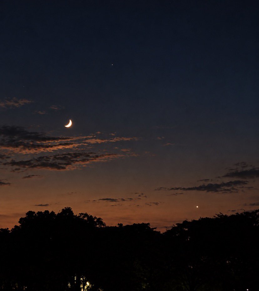 guyfromhills's tweet photo. the moon is pretty, isn’t it? https://t.co/dCuELhPCFV