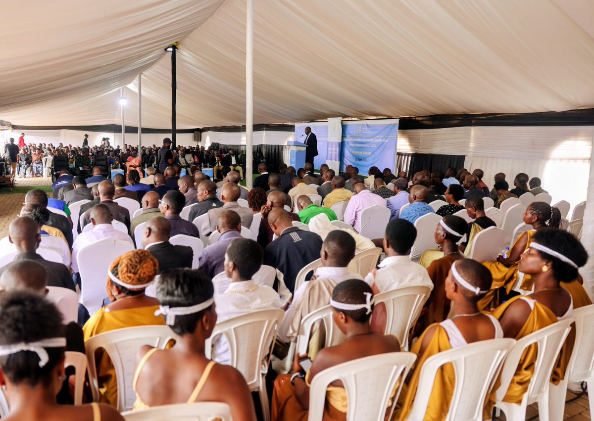 BureraDistrict's tweet photo. Uyu munsi, ku biro by'Akarere habereye igikorwa cyo kugaragaza ibyo Inama Njyanama y'Akarere yagezeho muri manda y'imyaka 5 (2021-2026). Icyo gikorwa cyitabiriwe n'Umunyamabanga wa Leta muri @RwandaICT , @yves_Iradukunda na Guverineri wa @RwandaNorth , @gahundemaurice . https://t.co/7asGMBcQuC
