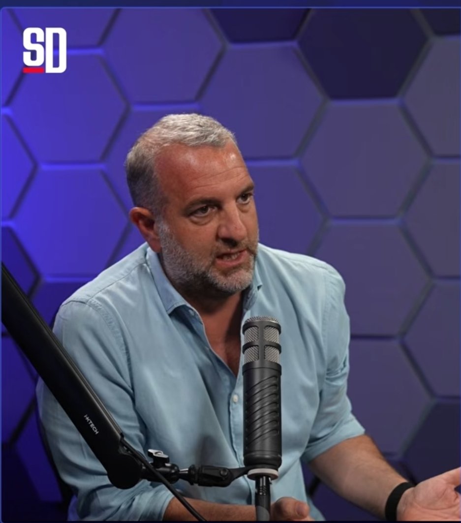 TekYolFener's tweet photo. Murat Zorlu: "Semedo'yu yollayıp Talisca'yı tuttun ya da Lukaku'yu almayıp Talisca'yı tuttun başka kimi yollayıp kaç kişi alabilirsin? Bir de diyorlar 50 milyon da verip Can Uzun'u alacaktın..

İnsanlar ya mahsus yapıyorlar, biz mümkün olduğu kadar eleştirelim ki iş çıkmaza girsin diyorlar. Eleştirmekte bir şey yok ama bu derece eleştirmek..

Bugün Aziz Yıldırım gelmiş vay efendim.. Aziz Yıldırım gelmiş 18 sene sonra takımı ŞL'ye sokmuş mu? 3-4 tane önemli futbolcuyu ilk 11'e monte etmiş mi? Bir seneliğine geldim demeyip stadı yapıyor mu, Maltepe'yi yapıyor mu, Metin Aşık tesislerini yapıyor mu? Cebinden milyonlarca euro veriyor mu? 

Ha Talisca'yı değil Semedo'yu yollasaydı, tamam. Başka şeyler de sayılabilir keşke yapsaydı denebilecek. Ama noluyor kardeşim ya?" (SD)