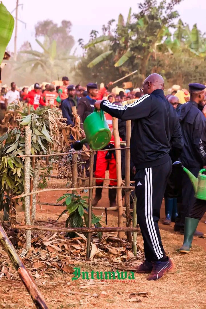 AngeDelc's tweet photo. Chapa kazi , tafuta hela.
Birahimbaye kubona umunyamabanga mukuru w'Umugambwe #CNDD_FDD Nyeniteka #Reveriyano_Ndikuriyo mubikorwa nkibi. https://t.co/hOKwjIxapn