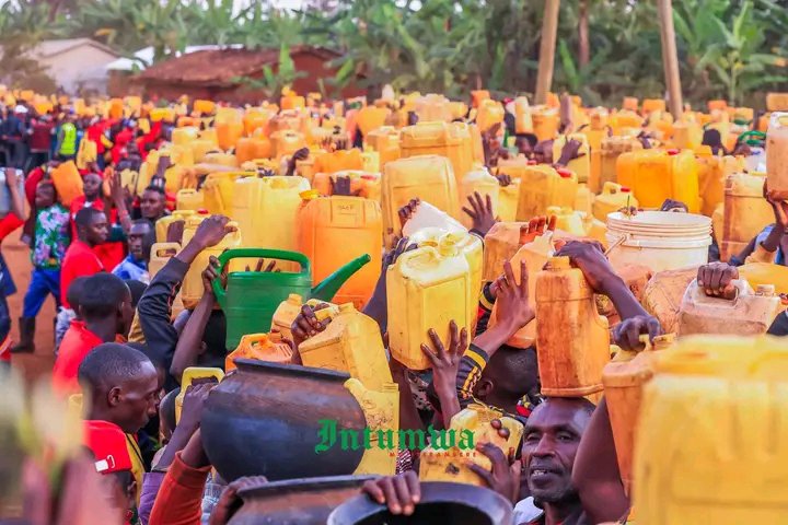 AngeDelc's tweet photo. Chapa kazi , tafuta hela.
Birahimbaye kubona umunyamabanga mukuru w'Umugambwe #CNDD_FDD Nyeniteka #Reveriyano_Ndikuriyo mubikorwa nkibi. https://t.co/hOKwjIxapn