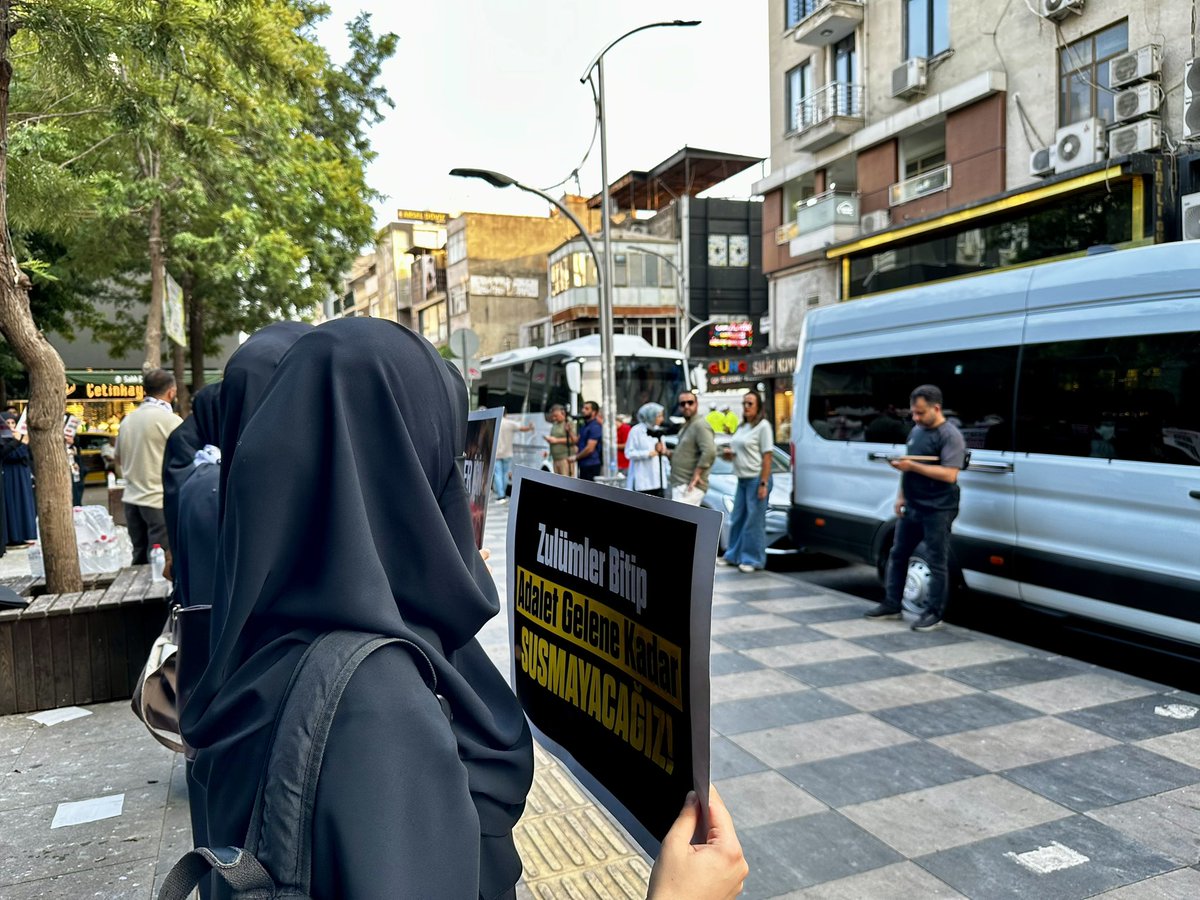 furkanhmersin's tweet photo. Furkan Hareketi Mersin mensupları olarak Hocamız ve kardeşlerimizin hukuksuz tutukluluklarının son bulması için #adaletbekleyişi düzenledik.

📍Mersin 

#GönüllerBirOlsun
#FurkanKardeşliği
FurkanHareketi TekYürek
ÖzgürlükIçin Meydandayız
HocamıSerbest Bırakın https://t.co/MwRkkiZoxk