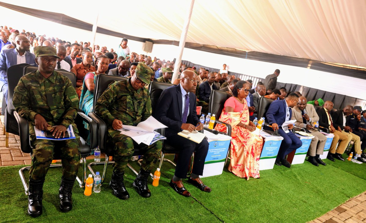BureraDistrict's tweet photo. Cyitabiwe kandi abagize Inama y'umutekano itaguye y'Intara y'Amajyaruguru, Intumwa ya @RwandaLocalGov , Intumwa ya @ralgarwanda , abagize Inama y'umutekano itaguye y'Akarere, Abafatanyabikorwa b'Akarere, bamwe mu bakozi b'Akarere n'abaturage. https://t.co/9FCHG4gEkO