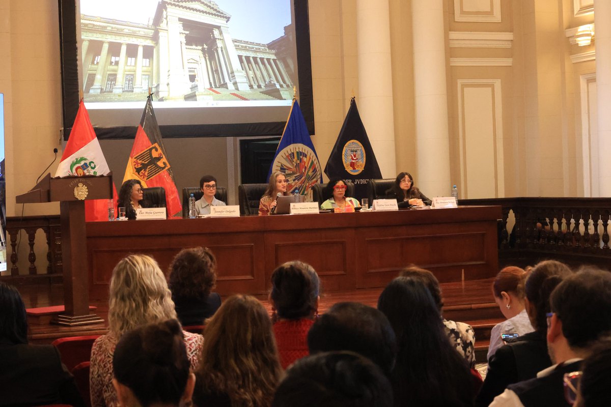MESECVI's tweet photo. 1/4 📍#Perú 🇵🇪 | En el cierre de la visita técnica, la delegación del Comité de Expertas del #MESECVI presentó sus hallazgos y recomendaciones preliminares ante autoridades de los poderes Ejecutivo, Legislativo y Judicial, en la sede del @Poder_Judicial_ en Lima. https://t.co/HciDlZofck