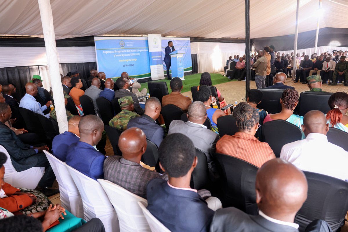 BureraDistrict's tweet photo. Cyitabiwe kandi abagize Inama y'umutekano itaguye y'Intara y'Amajyaruguru, Intumwa ya @RwandaLocalGov , Intumwa ya @ralgarwanda , abagize Inama y'umutekano itaguye y'Akarere, Abafatanyabikorwa b'Akarere, bamwe mu bakozi b'Akarere n'abaturage. https://t.co/9FCHG4gEkO
