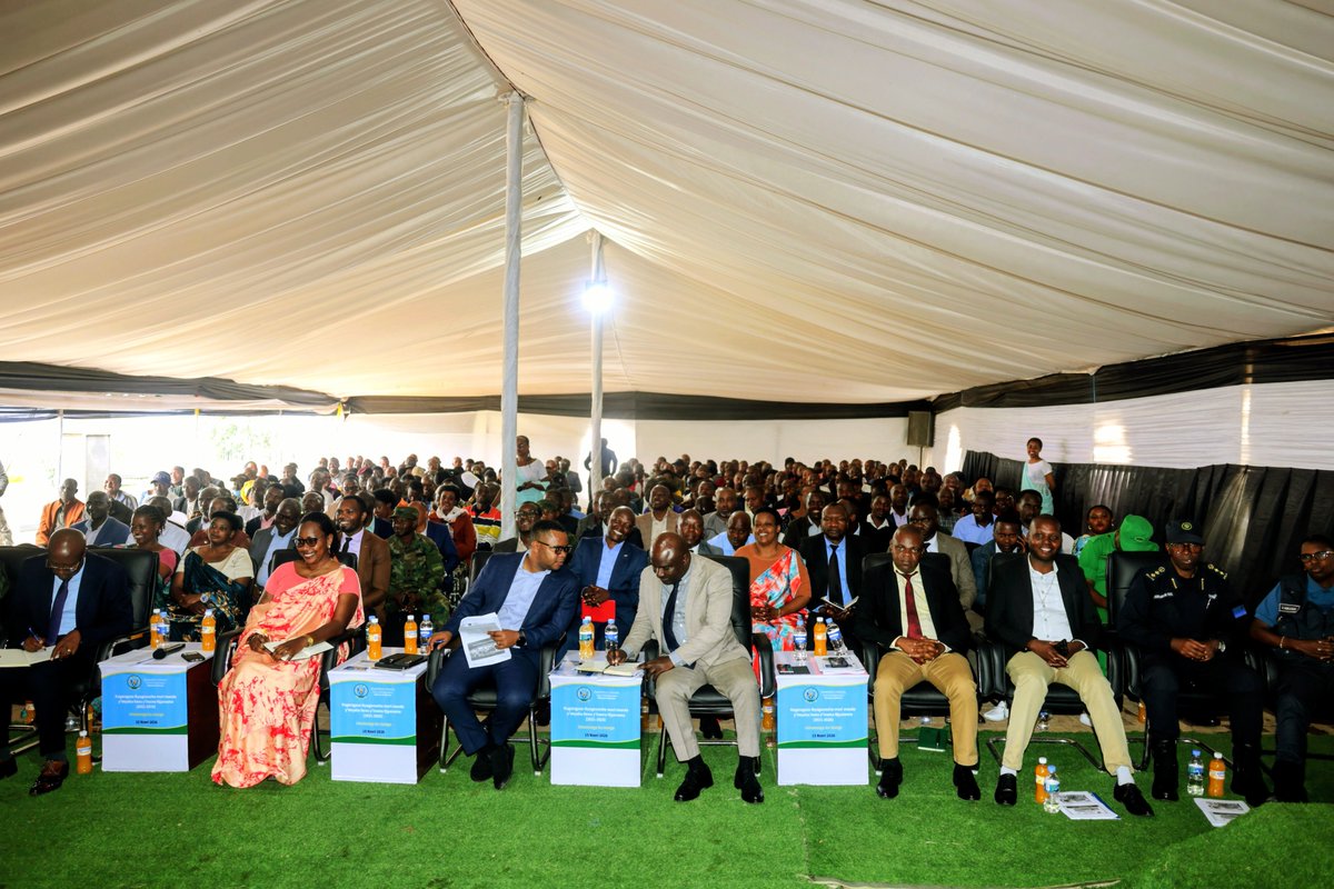BureraDistrict's tweet photo. Cyitabiwe kandi abagize Inama y'umutekano itaguye y'Intara y'Amajyaruguru, Intumwa ya @RwandaLocalGov , Intumwa ya @ralgarwanda , abagize Inama y'umutekano itaguye y'Akarere, Abafatanyabikorwa b'Akarere, bamwe mu bakozi b'Akarere n'abaturage. https://t.co/9FCHG4gEkO