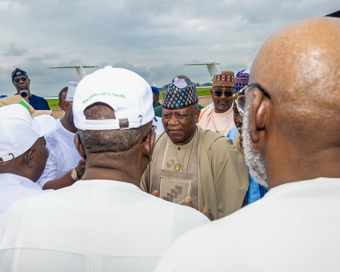SenatorAAYari's tweet photo. Today, I had the honour of paying homage to His Royal Majesty, the Oba of Benin, as part of our ongoing consultations and engagements towards the re-election of His Excellency, President Bola Ahmed Tinubu.

I am deeply grateful for His Royal Majesty’s warm reception, wise counsel and prayers as we continue to build broad support for Mr President’s Renewed Hope mandate and the progress of our nation.

#renewedhope