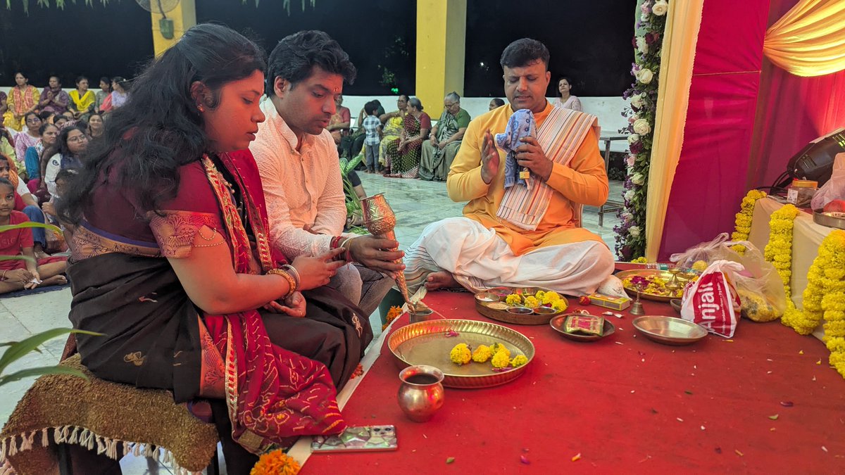 KasturiMandir's tweet photo. 🌺 || ॐ एकदन्ताय विद्महे वक्रतुण्डाय धीमहि तन्नो दन्तिः प्रचोदयात् || 🌺
कस्तूरीनगर में बप्पा के उत्सव का दूसरा दिन — भक्ति, शंखनाद और दोहरे उत्साह से गूँजा मंदिर परिसर! 🐘✨
🪔 अभिषेक, पूजन एवं शंखनाद महाआरती: वैदिक मंत्रों के साथ बप्पा का विधिवत अर्चन-पूजन संपन्न हुआ। इसके पश्चात जब एक साथ गूंजते शंखनाद और झांझ-मंजीरों के बीच महाआरती आरंभ हुई, तो माहौल पूरी तरह दिव्य हो उठा। कस्तूरीनगर के नन्हे बच्चों, मातृशक्ति, युवाओं और बुजुर्गों—सभी ने मिलकर एक स्वर में बप्पा की आरती उतारी।
🎁 रोमांचक लकी ड्रा — 10 भाग्यशाली विजेताओं को मिले पुरस्कार: कल की अपार सफलता के बाद आज उत्साह दोगुना हो गया! विशेष लकी ड्रा में 10 भाग्यशाली विजेताओं के नाम निकले। पुरस्कार प्राप्त करते समय विजेताओं और उपस्थित जनसमूह के गगनभेदी "गणपति बप्पा मोरया" के जयकारों से पूरा परिसर झूम उठा।
भक्ति, सामूहिक अपनत्व और उल्लास से भरा यह वातावरण हर किसी के मन को छू गया। बप्पा का आशीर्वाद हमारे पूरे कस्तूरीनगर परिवार पर यूँ ही बरसता रहे।
आइए, दूसरे दिन की इस पावन संध्या और खुशियों भरी पलों के दर्शन करें। 📸👇