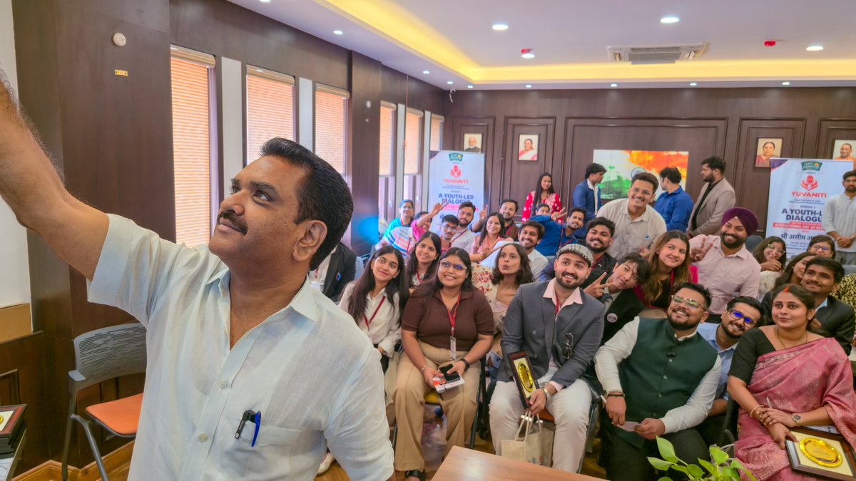 asim_arun's tweet photo. युवाओं की सक्रिय भागीदारी से ही होगा लोकतंत्र और मज़बूत

आज अंतरराष्ट्रीय लोकतंत्र दिवस के अवसर पर भागीदारी भवन, लखनऊ में आयोजित YUVANITI-3: A Youth-Led Dialogue में प्रदेश के 18 जनपदों से आए युवाओं के साथ लोकतंत्र, समान अवसर, नीतियों और भविष्य की दिशा पर सार्थक चर्चा हुई।

युवाओं की ऊर्जा, नए विचार और नवाचार विकसित उत्तर प्रदेश एवं विकसित भारत के संकल्प को साकार करने में महत्वपूर्ण भूमिका निभाएंगे।

सभी युवाओं को बहुत शुभकामनाएं।