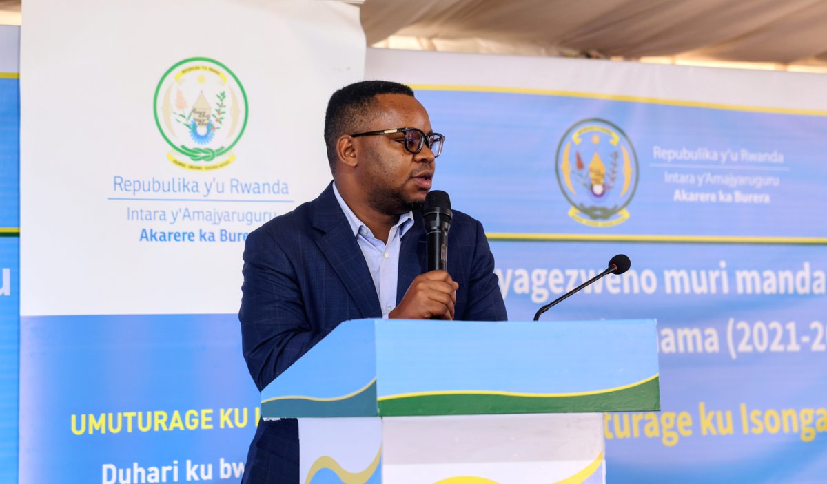 BureraDistrict's tweet photo. Mu ijambo rye, @yves_Iradukunda yashimye abagize Inama Njyanama y'Akarere ka Burera ku ruhare bagize mu guteza imbere imibereho y'abaturage n'iterambere muri rusange mu gihe bamaze muri izo nshingano. https://t.co/SXjjcNMNJ9