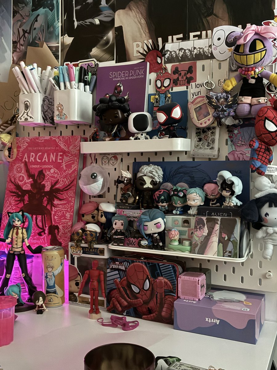 Juli_Wonderhoy's tweet photo. I’m starting to really like how my pegboard looks. Kinda proud #maximalism https://t.co/Nvrfw4976B