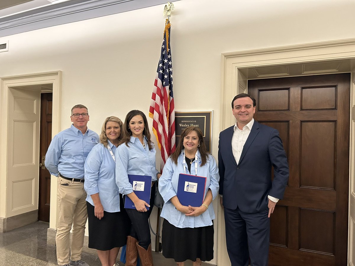 ACSCANTexas's tweet photo. Thank you to the staff of Rep Wesley Hunt’s office for meeting with our @acscan Texas volunteers to talk increasing funding for #CancerResearch and co-sponsoring the Clinical Trial Modernization Act! #CancerLobbyDay https://t.co/MH3PF81Xor