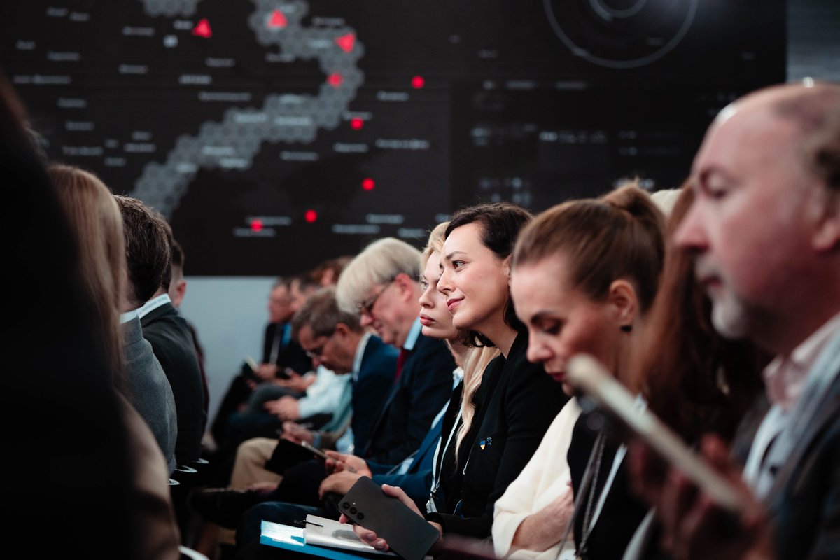 BaraUrbanova's tweet photo. Jedním z hlavních důvodů mé cesty na Ukrajinu byla konference Yalta European Strategy (YES) v Kyjevě. Možná to nevypadá jako ta nejpotřebnější věc na světě, zvlášť když před cestou chodila docela drsná bezpečnostní varování a riziko útoků je tam teď prostě každodenní realita. Nemůžeme se ale tvářit, že posilujeme naši bezpečnost, a pak odmítat přijet na místo, kde se vyměňují klíčové zkušenosti a kde jsou doslova všichni, se kterými je potřeba právě teď mluvit. Zástupci Česka u takových stolů zkrátka nesmí chybět. A jestli si teď říkáte: zase další konference, kaviár, chlebíčky a prázdné fráze... zklamu vás, takhle to tam fakt nevypadá.

YES patří naopak k tomu vůbec nejdůležitějšímu, co se v otázkách evropské bezpečnosti momentálně děje. Pořádá ji bývalý polský prezident Aleksander Kwasniewski, což je mimochodem levicový politik, který u jednoho stolu běžně a rád sedí s pravicovými lídry, jako je Boris Johnson. Proč to zdůrazňuji? Protože bezpečnost našeho kontinentu je naprosto nadstranická věc. Je úplně jedno, v jaké části politického spektra se zrovna nacházíte, pokud tedy nepatříte k extrémům, co nepokrytě nadbíhají Rusku. Roli hraje jen expertíza a reálný výhled do budoucna. A ten pro Ukrajinu teď fakt není růžový: blíží se zima a masivní útoky na energetickou infrastrukturu bohužel nelze vyloučit. Respektive, ony už probíhají.

Vystupovali zde bývalí premiéři jako právě zmíněný Boris Johnson z Británie nebo Carl Bildt ze Švédska. Celý jeden panel byl obsazen národními bezpečnostními poradci z několika evropských zemí. Všude se to hemžilo náčelníky generálních štábů či jinými armádními představiteli nebo bývalými státníky, jako je Sanna Marin. Novináři, spisovateli a historici jako Fareed Zakaria a Tymothy Snyder. Náš náčelník generálního štábu ani ministr obrany přítomni nebyli. Z politických důvodů, to mě na tom štve nejvíc. Protože, znovu opakuju: v tomhle nemá hrát roli politika. A ano, styděla jsem se, že tam zrovna my žádného zástupce z exekutivy nemáme. Nebyl ani národní bezpečnostní poradce, máme ho vlastně ještě? Vtipné mi na tom připadá, že na Západě byl průkopníkem této pozice Henry Kissinger, ke kterému se tak rádi hlásí někteří vládní politici. Ne že by tedy věděli, co si o Ukrajině a třebas jejím členství v NATO myslel v posledních letech svého života. V roce 2022 řekl: „Po tom všem se nyní domnívám, že takovým či onakým způsobem, formálně či ne, se musí s Ukrajinou zacházet jako s členem NATO.” A to vše zásluhou nikoho jiného, než Vladimíra Putina. Zákon akce a reakce.

Mluvila jsem s novým ukrajinským premiérem Koreckým, který rozhodně nestrká hlavu do písku před problémy svojí země. V panelu moderovaném šéfeditorkou the Economist jasně mluvil o potřebách protikorupčních reforem. A z našeho rozhovoru vyplynulo, že má Česko ve velké úctě. Snad to tak i zůstane, měli bychom pro to udělat všechno. Protože, Ukrajina opravdu brání i nás.

Ptáte-li se, zda došlo k nějaké dohodě, shodě, k nějakému závěru. Podtitul konference byl “mír skrz sílu, teď”. No, možná právě to byl ten vzkaz, který by si naše vláda odvezla, kdyby tam byla. Že všichni chceme mír. Jen ti lidé vědí, že znakem vyspělé společnosti je vědomí, že mír neznamená prodat za vlastní bezpečí cizí národ.