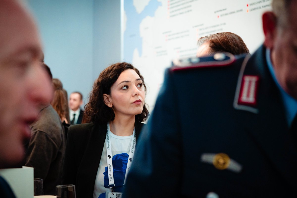 BaraUrbanova's tweet photo. Jedním z hlavních důvodů mé cesty na Ukrajinu byla konference Yalta European Strategy (YES) v Kyjevě. Možná to nevypadá jako ta nejpotřebnější věc na světě, zvlášť když před cestou chodila docela drsná bezpečnostní varování a riziko útoků je tam teď prostě každodenní realita. Nemůžeme se ale tvářit, že posilujeme naši bezpečnost, a pak odmítat přijet na místo, kde se vyměňují klíčové zkušenosti a kde jsou doslova všichni, se kterými je potřeba právě teď mluvit. Zástupci Česka u takových stolů zkrátka nesmí chybět. A jestli si teď říkáte: zase další konference, kaviár, chlebíčky a prázdné fráze... zklamu vás, takhle to tam fakt nevypadá.

YES patří naopak k tomu vůbec nejdůležitějšímu, co se v otázkách evropské bezpečnosti momentálně děje. Pořádá ji bývalý polský prezident Aleksander Kwasniewski, což je mimochodem levicový politik, který u jednoho stolu běžně a rád sedí s pravicovými lídry, jako je Boris Johnson. Proč to zdůrazňuji? Protože bezpečnost našeho kontinentu je naprosto nadstranická věc. Je úplně jedno, v jaké části politického spektra se zrovna nacházíte, pokud tedy nepatříte k extrémům, co nepokrytě nadbíhají Rusku. Roli hraje jen expertíza a reálný výhled do budoucna. A ten pro Ukrajinu teď fakt není růžový: blíží se zima a masivní útoky na energetickou infrastrukturu bohužel nelze vyloučit. Respektive, ony už probíhají.

Vystupovali zde bývalí premiéři jako právě zmíněný Boris Johnson z Británie nebo Carl Bildt ze Švédska. Celý jeden panel byl obsazen národními bezpečnostními poradci z několika evropských zemí. Všude se to hemžilo náčelníky generálních štábů či jinými armádními představiteli nebo bývalými státníky, jako je Sanna Marin. Novináři, spisovateli a historici jako Fareed Zakaria a Tymothy Snyder. Náš náčelník generálního štábu ani ministr obrany přítomni nebyli. Z politických důvodů, to mě na tom štve nejvíc. Protože, znovu opakuju: v tomhle nemá hrát roli politika. A ano, styděla jsem se, že tam zrovna my žádného zástupce z exekutivy nemáme. Nebyl ani národní bezpečnostní poradce, máme ho vlastně ještě? Vtipné mi na tom připadá, že na Západě byl průkopníkem této pozice Henry Kissinger, ke kterému se tak rádi hlásí někteří vládní politici. Ne že by tedy věděli, co si o Ukrajině a třebas jejím členství v NATO myslel v posledních letech svého života. V roce 2022 řekl: „Po tom všem se nyní domnívám, že takovým či onakým způsobem, formálně či ne, se musí s Ukrajinou zacházet jako s členem NATO.” A to vše zásluhou nikoho jiného, než Vladimíra Putina. Zákon akce a reakce.

Mluvila jsem s novým ukrajinským premiérem Koreckým, který rozhodně nestrká hlavu do písku před problémy svojí země. V panelu moderovaném šéfeditorkou the Economist jasně mluvil o potřebách protikorupčních reforem. A z našeho rozhovoru vyplynulo, že má Česko ve velké úctě. Snad to tak i zůstane, měli bychom pro to udělat všechno. Protože, Ukrajina opravdu brání i nás.

Ptáte-li se, zda došlo k nějaké dohodě, shodě, k nějakému závěru. Podtitul konference byl “mír skrz sílu, teď”. No, možná právě to byl ten vzkaz, který by si naše vláda odvezla, kdyby tam byla. Že všichni chceme mír. Jen ti lidé vědí, že znakem vyspělé společnosti je vědomí, že mír neznamená prodat za vlastní bezpečí cizí národ.