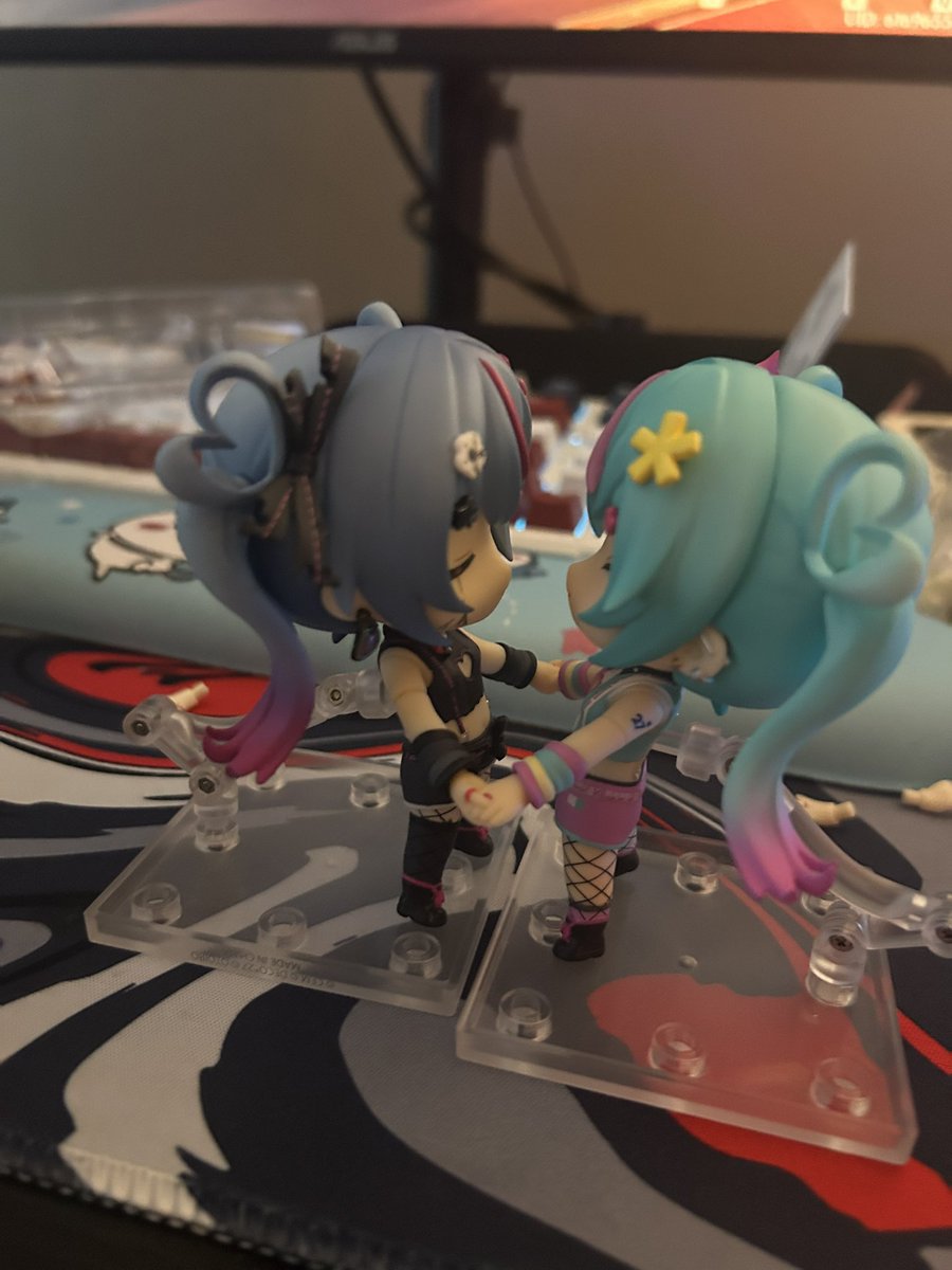 rengoobi's tweet photo. THEY CAN HOLD HANDS IM GONNA EXPLODE OXLGPE TJEMEJRHRH https://t.co/iI903jpuw2