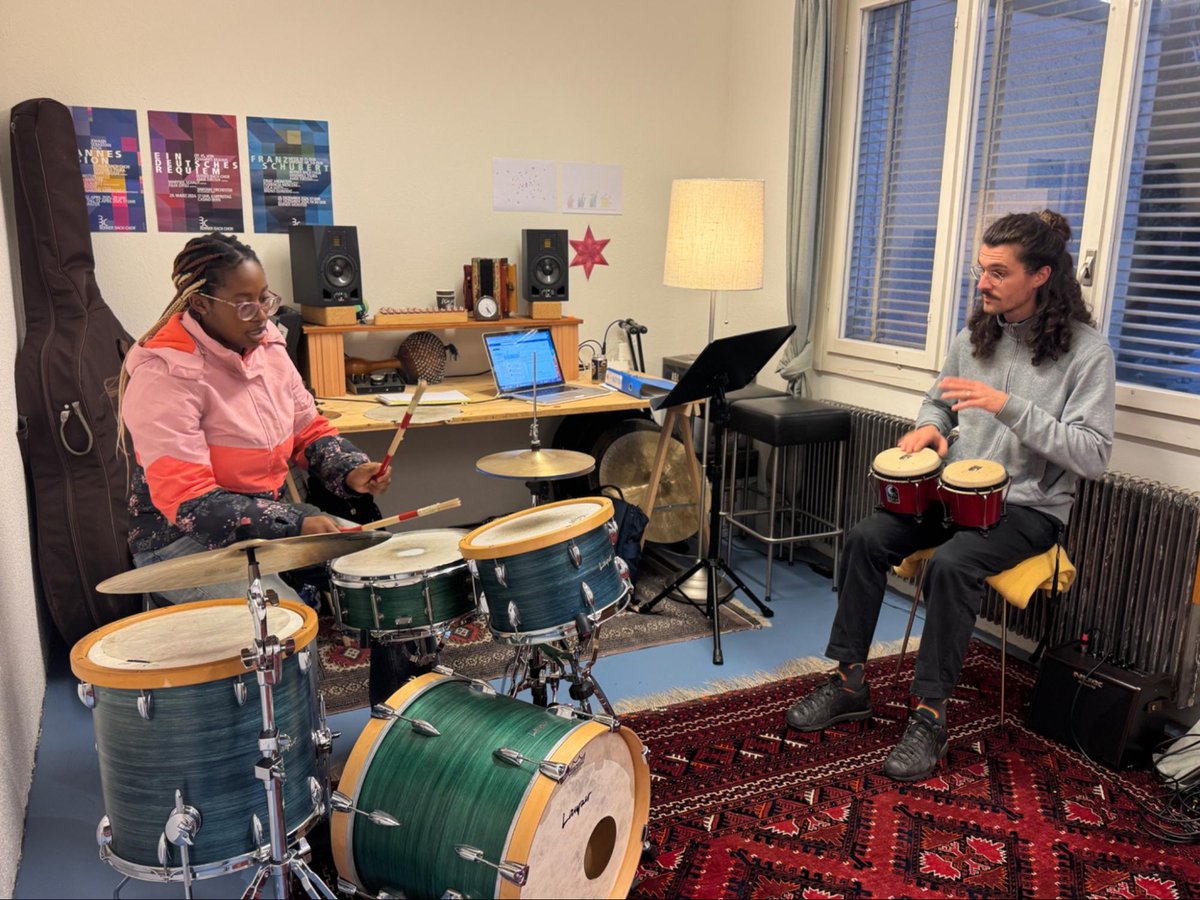 artscademia's tweet photo. 🥁 Rhythmus ist überall

Wir begegnen Rhythmus jeden Tag, oft ohne bewusst darüber nachzudenken. Beim Gehen, beim Sprechen, im Geräusch eines Zuges oder natürlich in unserem Lieblingssong, überall gibt es Wiederholungen, Pausen und unterschiedliche Tempi.

#MusikschuleBern #Bern https://t.co/ODDnNUeX5U