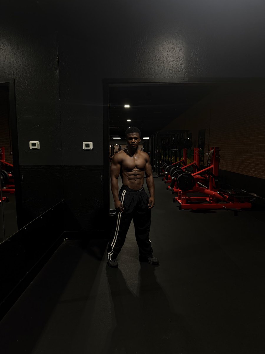 Lamtechrealone's tweet photo. Late nights. Big goals. Still working. 💯

#FitnessMotivation #NaturalBodybuilding #GymMotivation #Physique #LamtechFitness https://t.co/hl8OPMctxq