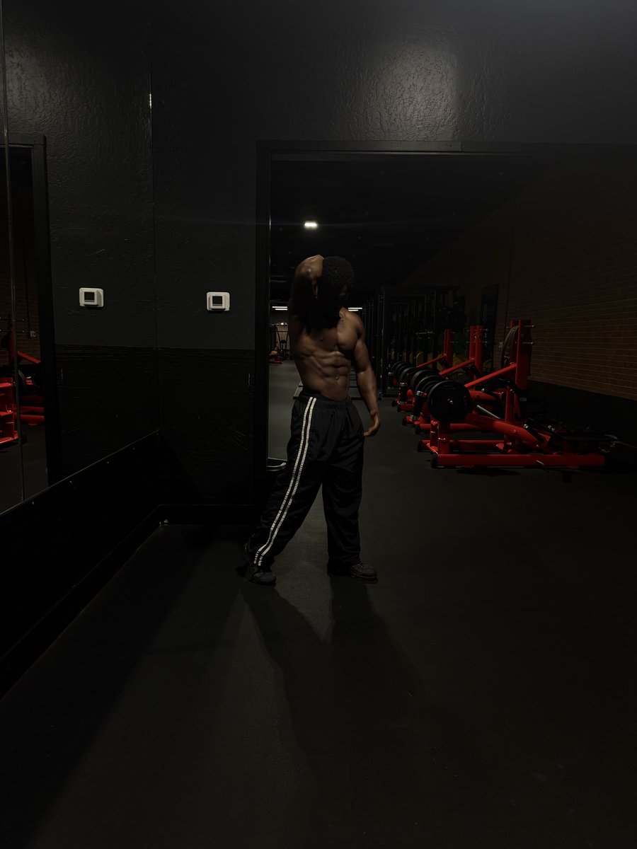 Lamtechrealone's tweet photo. Late nights. Big goals. Still working. 💯

#FitnessMotivation #NaturalBodybuilding #GymMotivation #Physique #LamtechFitness https://t.co/hl8OPMctxq