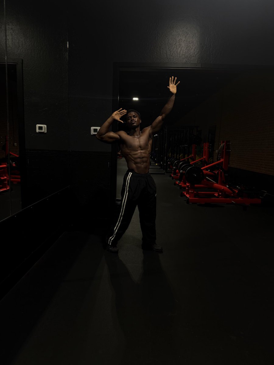 Lamtechrealone's tweet photo. Late nights. Big goals. Still working. 💯

#FitnessMotivation #NaturalBodybuilding #GymMotivation #Physique #LamtechFitness https://t.co/hl8OPMctxq
