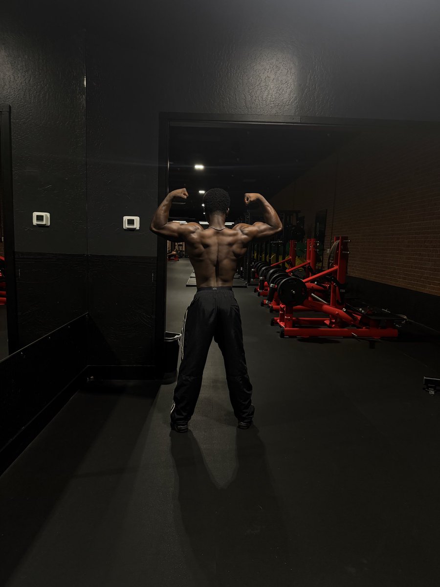 Lamtechrealone's tweet photo. Late nights. Big goals. Still working. 💯

#FitnessMotivation #NaturalBodybuilding #GymMotivation #Physique #LamtechFitness https://t.co/hl8OPMctxq