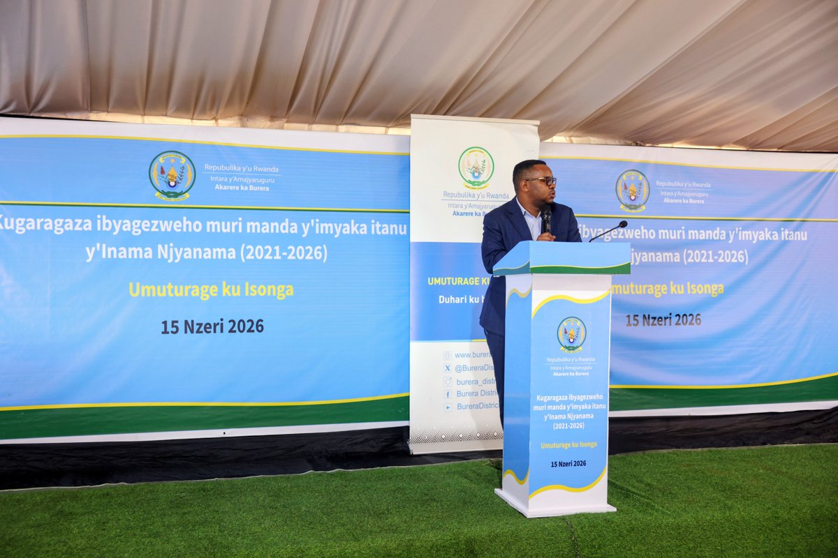 BureraDistrict's tweet photo. Umunyamabanga wa Leta muri 
@RwandaICT yagize ati: "Abazabakorera mu ngata bazakomeze, banarusheho gushimangira ihame ry'umuturage ku isonga bajya inama zigamije iterambere ry'imibereho ye n'ishyirwa mu bikorwa rya gahunda z'iterambere rirambye." https://t.co/LT5GzPa9u7