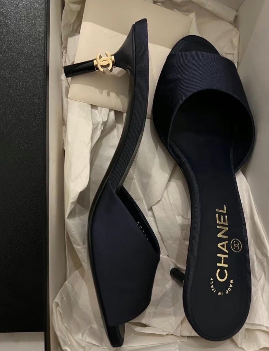 moonieaura's tweet photo. chanel heels https://t.co/PrSt633ACS