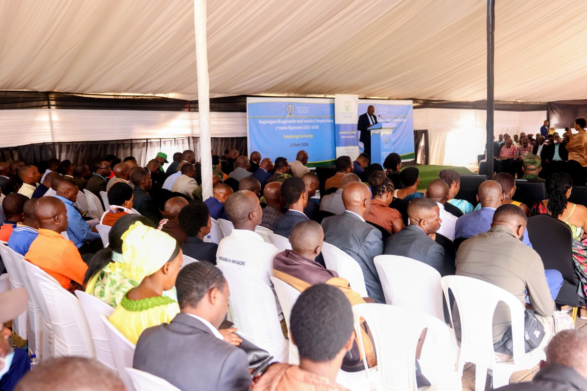 BureraDistrict's tweet photo. Umunyamabanga wa Leta muri 
@RwandaICT yagize ati: "Abazabakorera mu ngata bazakomeze, banarusheho gushimangira ihame ry'umuturage ku isonga bajya inama zigamije iterambere ry'imibereho ye n'ishyirwa mu bikorwa rya gahunda z'iterambere rirambye." https://t.co/LT5GzPa9u7