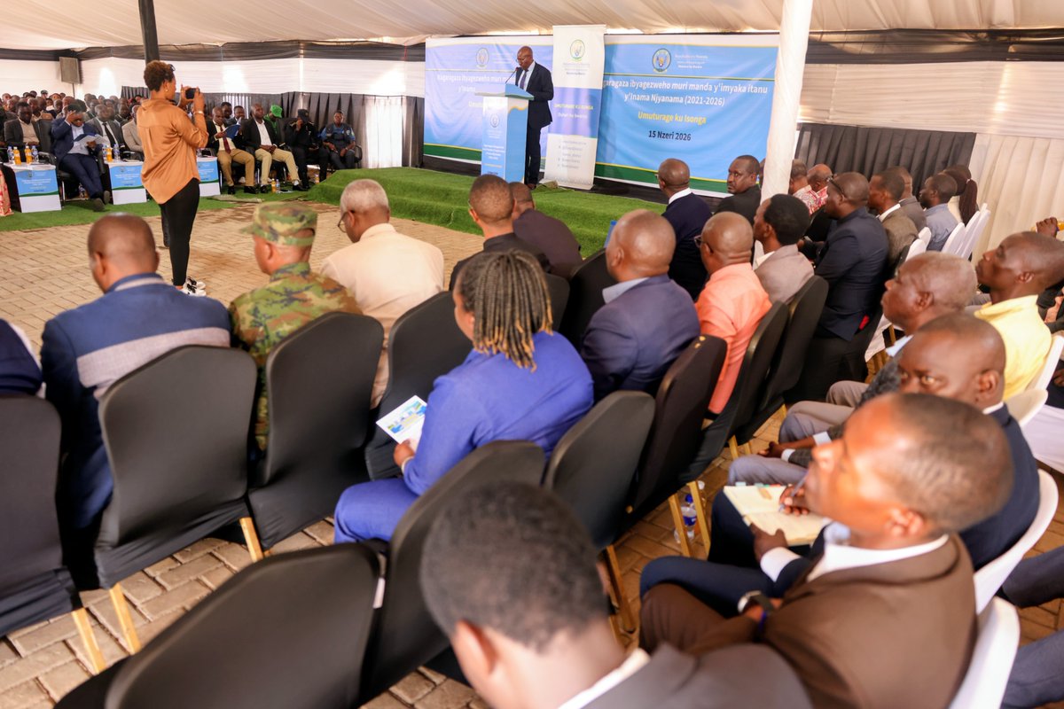 BureraDistrict's tweet photo. Umunyamabanga wa Leta muri 
@RwandaICT yagize ati: "Abazabakorera mu ngata bazakomeze, banarusheho gushimangira ihame ry'umuturage ku isonga bajya inama zigamije iterambere ry'imibereho ye n'ishyirwa mu bikorwa rya gahunda z'iterambere rirambye." https://t.co/LT5GzPa9u7
