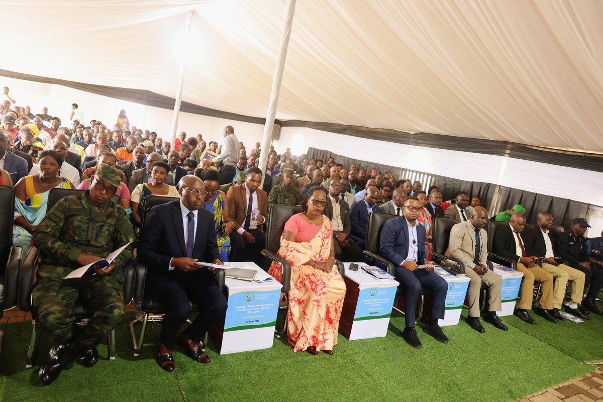 BureraDistrict's tweet photo. Umunyamabanga wa Leta muri 
@RwandaICT yagize ati: "Abazabakorera mu ngata bazakomeze, banarusheho gushimangira ihame ry'umuturage ku isonga bajya inama zigamije iterambere ry'imibereho ye n'ishyirwa mu bikorwa rya gahunda z'iterambere rirambye." https://t.co/LT5GzPa9u7