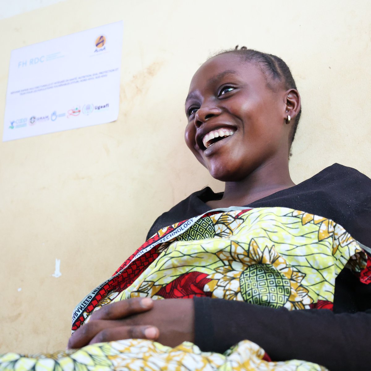ALIMAong's tweet photo. 🇨🇩 Deborah attendait son premier enfant. Grâce à la gratuité des soins, elle a pu bénéficier d’un suivi prénatal et d’un accouchement assisté au centre de santé de Katoto, en #Ituri.

Avec le #FondsHumanitaire en #RDC, ce projet vise à améliorer l’accès aux services essentiels pour 648 000 personnes en Ituri, au Nord-Kivu et au Sud-Kivu.