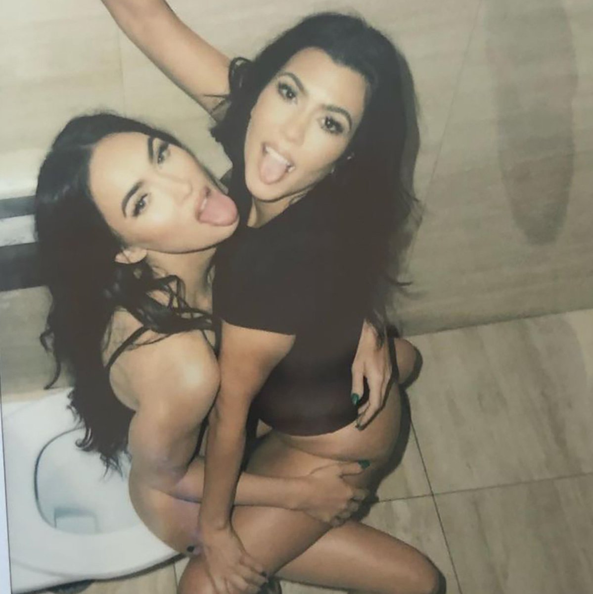 SceneinCinema's tweet photo. “It’s horrible living with me,” Megan Fox admitted.

The actress, known for years as one of Hollywood’s most glamorous stars, revealed a surprisingly messy side of herself during an interview with FHM magazine.

Fox said she doesn’t clean, leaves her clothes wherever she takes them off, and sometimes even forgets to flush the toilet.

Her friends have had to remind her:

“Megan, you didn’t flush.”

Fox also admitted that she doesn’t always put the toilet seat down.

The confession offered a funny glimpse of a side of Fox that was completely different from the polished, glamorous image audiences saw on magazine covers.

Behind the perfect Hollywood image, it turns out, Fox was just as capable of leaving a mess behind as anyone else.