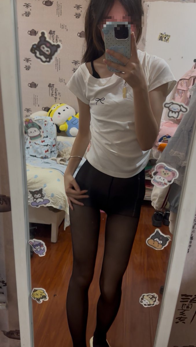 feelfreexp's tweet photo. 谁知道我校服裤里面是这个呢哈哈😉😉 https://t.co/moGyK21hF0