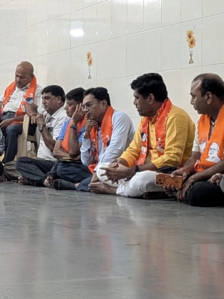 Rameshborad3's tweet photo. 🪷ભા.જ.પા. – વોર્ડ નં. ૬, કતારગામ🪷

સંગઠનલક્ષી બેઠક તથા ટિફિન બેઠકનું આયોજન કરવામાં આવ્યું.

બેઠકમાં સંગઠનને વધુ મજબૂત બનાવવા, જનસેવાના કાર્યોને વેગ આપવા તથા કાર્યકર્તાઓ વચ્ચે આત્મીય સંવાદ અને એકતાને વધુ સુદૃઢ કરવા અંગે માર્ગદર્શન અને ચર્ચા કરવામાં આવી.... https://t.co/w5qNsVfupf