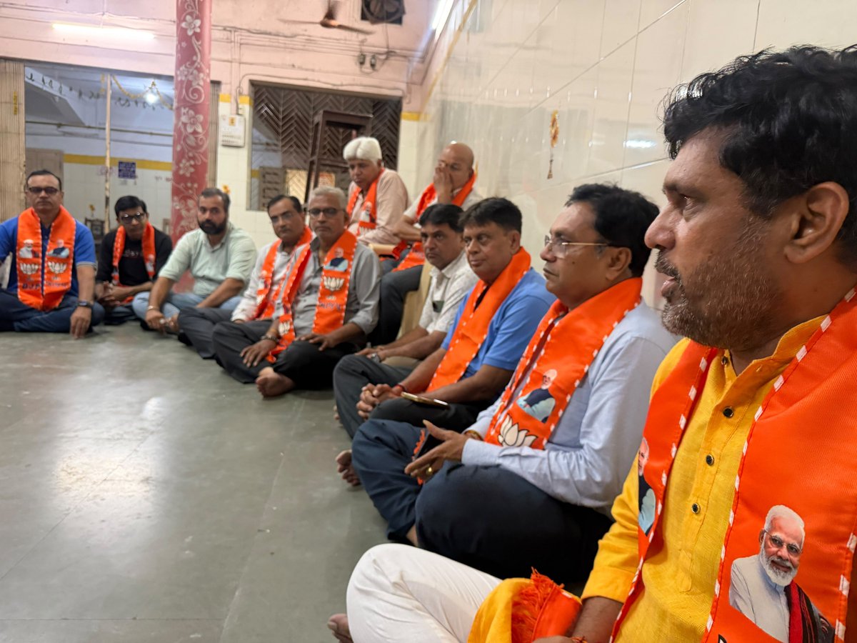 Rameshborad3's tweet photo. 🪷ભા.જ.પા. – વોર્ડ નં. ૬, કતારગામ🪷

સંગઠનલક્ષી બેઠક તથા ટિફિન બેઠકનું આયોજન કરવામાં આવ્યું.

બેઠકમાં સંગઠનને વધુ મજબૂત બનાવવા, જનસેવાના કાર્યોને વેગ આપવા તથા કાર્યકર્તાઓ વચ્ચે આત્મીય સંવાદ અને એકતાને વધુ સુદૃઢ કરવા અંગે માર્ગદર્શન અને ચર્ચા કરવામાં આવી.... https://t.co/w5qNsVfupf