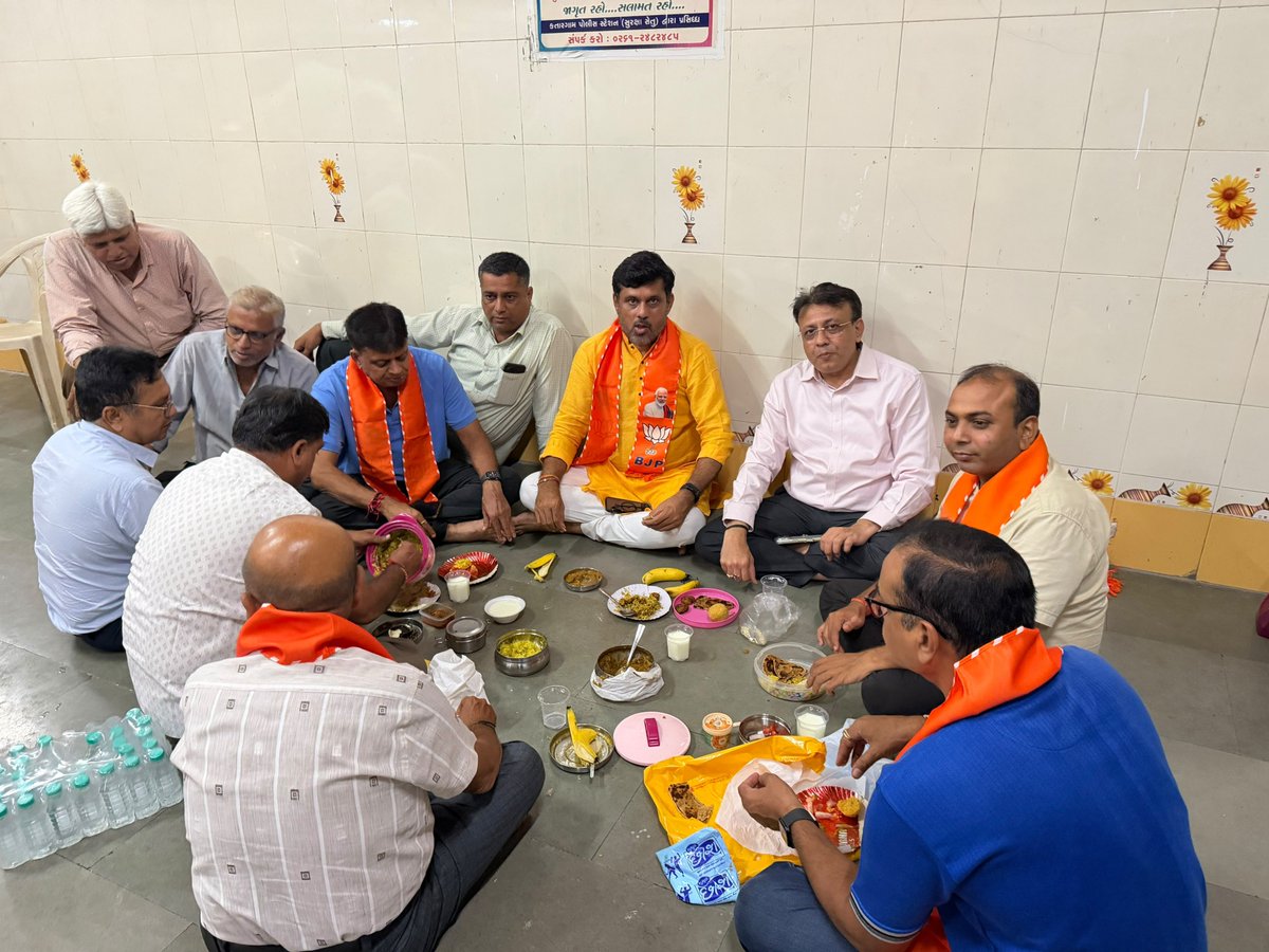 Rameshborad3's tweet photo. 🪷ભા.જ.પા. – વોર્ડ નં. ૬, કતારગામ🪷

સંગઠનલક્ષી બેઠક તથા ટિફિન બેઠકનું આયોજન કરવામાં આવ્યું.

બેઠકમાં સંગઠનને વધુ મજબૂત બનાવવા, જનસેવાના કાર્યોને વેગ આપવા તથા કાર્યકર્તાઓ વચ્ચે આત્મીય સંવાદ અને એકતાને વધુ સુદૃઢ કરવા અંગે માર્ગદર્શન અને ચર્ચા કરવામાં આવી.... https://t.co/w5qNsVfupf