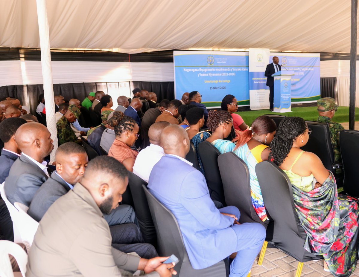 BureraDistrict's tweet photo. Perezida w'Inama Njyanama, Bizimungu Jean Baptiste n'Umuyobozi w'Akarere, @MukamanaSoline 
bashimye ibyiciro n'Inzego zose zikorera mu Karere, Abafatanyabikorwa, abakozi n'abaturage ku ruhare buri wese yagize mu gutuma bagera ku byo bagaragaje. https://t.co/izTgXmLTKg