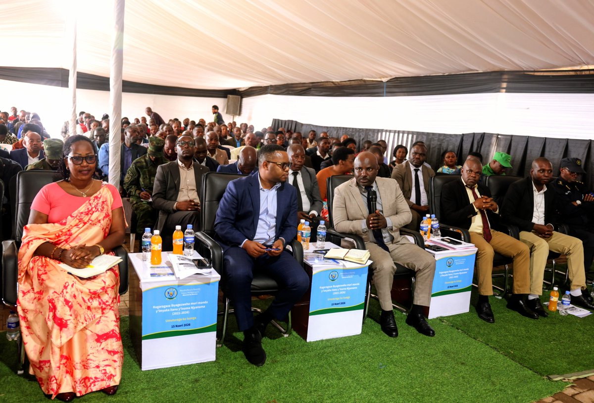 BureraDistrict's tweet photo. Guverineri @gahundemaurice yabwiye abagize Inama Njyanama ko manda irangira, ariko inshingano zo guteza imbere imibereho y'abaturage zihoraho; bityo, abatazagaruka muri izo nshingano bazakomeza gutanga umusanzu mu kubaka Igihugu bateza imbere imibereho y'abaturage. https://t.co/41tfWScwCN