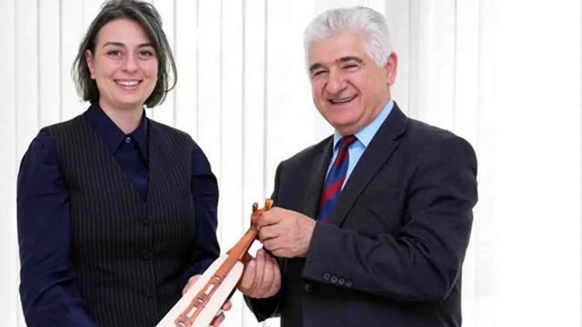 habertakip1923's tweet photo. Hapse atılmış bir belediye başkanının arkasından bu şekilde pazarlık yapmak. Bu yaptığını gururla anlatıyor ve hizmet yarışı için yaptım diyor. Utanmazlığın sınırı yok…. 
AKP’ye geçen tahsin usta https://t.co/3vOMZbtIaJ