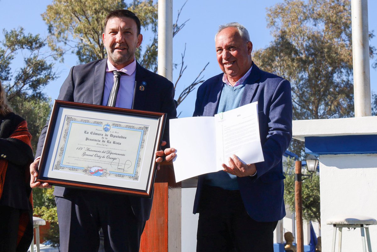 QuintelaRicardo's tweet photo. Celebramos un nuevo aniversario del Departamento General Ortiz de Ocampo y compartimos un encuentro con la comunidad en la plaza principal. Este es un pueblo que nunca baja los brazos y que, aun frente a las dificultades, sigue avanzando con el esfuerzo de su gente y el compromiso de quienes elegimos seguir estando para acompañar el desarrollo del interior.

En estos últimos años hicimos obras, generamos oportunidades y acompañamos proyectos que transforman la vida de las comunidades, para que de a poco mejore la vida de cada riojano y riojana.

Que este nuevo aniversario nos encuentre unidos, con la esperanza y la convicción de seguir construyendo un General Ortiz de Ocampo con más trabajo, desarrollo y oportunidades. Que siga creciendo y que a su gente nunca le falten razones para mirar hacia adelante.

¡Feliz aniversario!