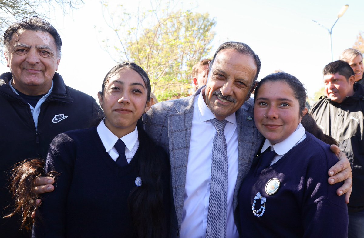 QuintelaRicardo's tweet photo. Celebramos un nuevo aniversario del Departamento General Ortiz de Ocampo y compartimos un encuentro con la comunidad en la plaza principal. Este es un pueblo que nunca baja los brazos y que, aun frente a las dificultades, sigue avanzando con el esfuerzo de su gente y el compromiso de quienes elegimos seguir estando para acompañar el desarrollo del interior.

En estos últimos años hicimos obras, generamos oportunidades y acompañamos proyectos que transforman la vida de las comunidades, para que de a poco mejore la vida de cada riojano y riojana.

Que este nuevo aniversario nos encuentre unidos, con la esperanza y la convicción de seguir construyendo un General Ortiz de Ocampo con más trabajo, desarrollo y oportunidades. Que siga creciendo y que a su gente nunca le falten razones para mirar hacia adelante.

¡Feliz aniversario!