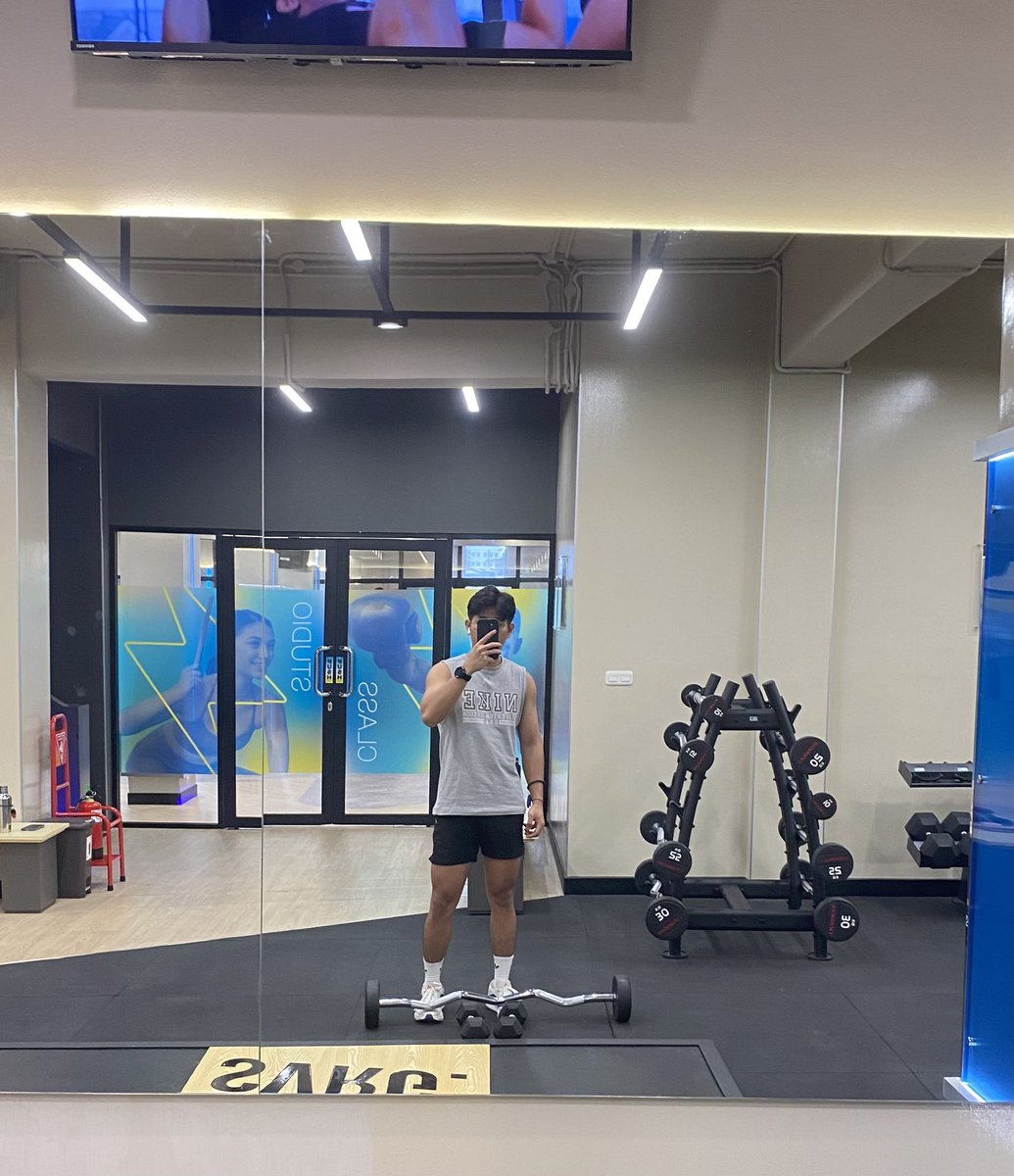 asanuga's tweet photo. Kaum Introvert ngegym nunggu Sepi https://t.co/6Fqxxe7srl